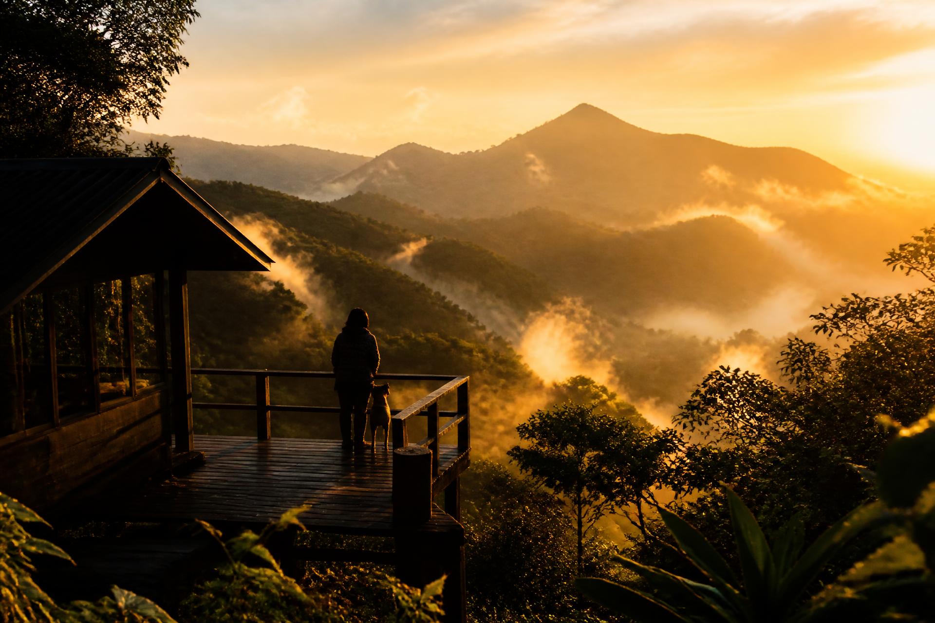 Amanhecer sobre as montanhas da Serra do Mar visto do deck do Portal do Itupava